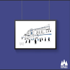 Może przedstawiać: Czarno-biały rysunek stadionu z napisem "Stamford Bridge" na tabliczce. Ludzie idą w kierunku stadionu.