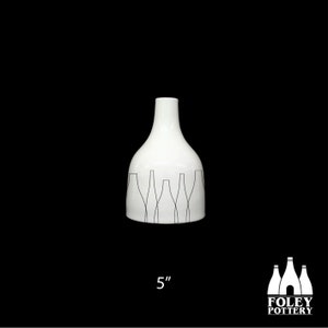 Pode incluir: Vaso de cerâmica branco com um design geométrico preto. O vaso tem 5 polegadas de altura.