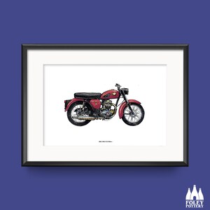 Könnte beinhalten: Eine Illustration eines roten und weißen Oldtimer-Motorrads. Das Motorrad hat einen Einzelsitz und eine verchromte Auspuffanlage. Die Illustration ist in einem schwarzen Rahmen gerahmt.