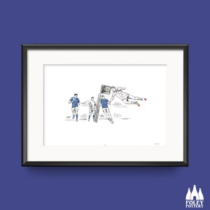 Puede incluir: Un dibujo en blanco y negro de un equipo de rugby jugando un partido. Los jugadores llevan uniformes azules y blancos. Un jugador salta en el aire para atrapar el balón.