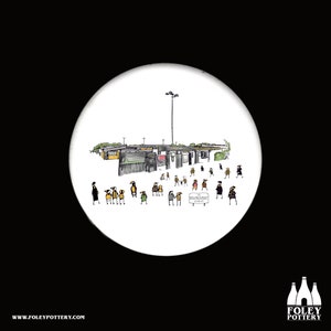 Könnte beinhalten: Eine Schwarzweißillustration einer Gruppe von Menschen, die vor einem Gebäude mit dem Text "The Environment Station" auf einem Schild stehen.
