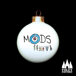M: Mods - Vespa, Lambretta, Royal Alloy, Brighton, Quadrophenia - ( Inspiriert ) - Illustriert - Fine Bone China Christbaumkugel