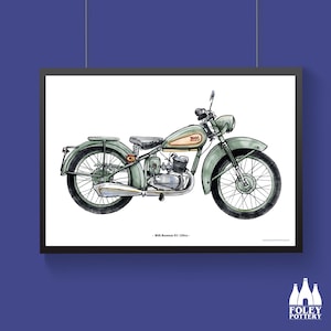 Könnte beinhalten: Eine Illustration eines grünen und weißen Vintage-Motorrads BSA Bantam D1 125cc. Das Motorrad hat einen verchromten Auspuff und einen schwarzen Sitz.