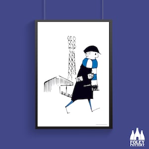 Könnte beinhalten: Schwarz-weiß-Zeichnung einer Person mit einem blau-weißen Schal, die auf ein Stadionflutlicht zugeht. Die Person trägt einen Hut und einen Mantel. Die Zeichnung ist auf weißem Hintergrund.