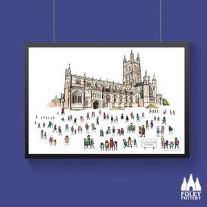 Puede incluir: Una ilustración en blanco y negro de la Catedral de Gloucester con una multitud de personas frente a ella. El texto "Gloucester Cathedral" está en un cartel frente a la multitud.