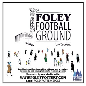 Peut inclure: Une illustration en noir et blanc d'un terrain de football avec un projecteur et des gens qui se prom&egrave;nent. Le texte "FOLEY FOOTBALL GROUND Collection" est &eacute;crit en noir. L'adresse du site Web "WWW.FOLEYPOTTERY.COM" et le nom de la boutique Etsy "ETSY: FOLEYPOTTERYSTOKE" sont &eacute;galement inclus. L'image fait partie d'une collection de cadeaux en porcelaine fine et d'estampes d'art inspir&eacute;es par les terrains de football.