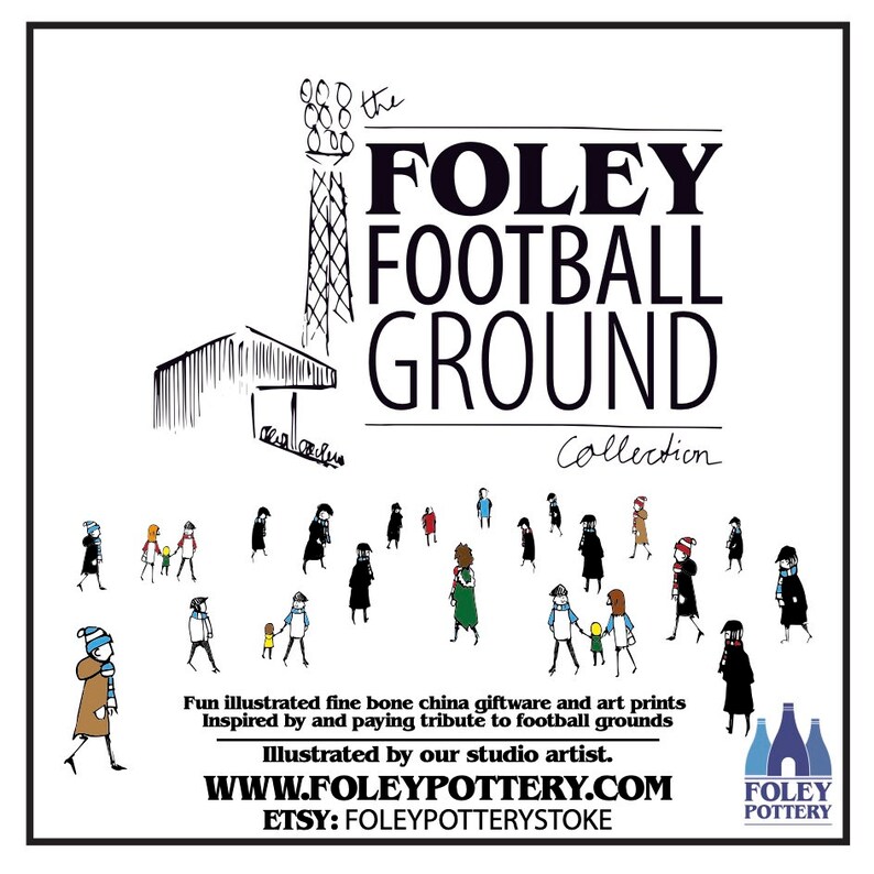 Peut inclure: Une illustration en noir et blanc d'un terrain de football avec un projecteur et des gens qui se prom&egrave;nent. Le texte "FOLEY FOOTBALL GROUND Collection" est &eacute;crit en noir. L'adresse du site Web "WWW.FOLEYPOTTERY.COM" et le nom de la boutique Etsy "ETSY: FOLEYPOTTERYSTOKE" sont &eacute;galement inclus. L'image fait partie d'une collection de cadeaux en porcelaine fine et d'estampes d'art inspir&eacute;es par les terrains de football.