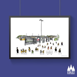 Könnte beinhalten: Eine Schwarzweiß-Zeichnung eines Stadions mit einem Schild, auf dem "The Environment Stadium" steht. Menschen in Gelb und Schwarz gehen auf das Stadion zu.