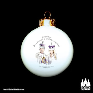 Puede incluir: Adorno navideño de cerámica blanca con una ilustración acuarela del rey Carlos III y la reina Camilla. El adorno tiene el texto "Celebrating The Coronation of Their Majesties King Charles III & Queen Camilla 6th May 2023".