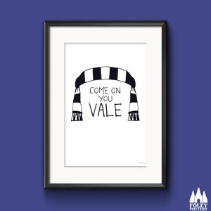 Può includere: Illustrazione in bianco e nero di una sciarpa con il testo "Come on you Vale" su sfondo bianco. L'immagine è incorniciata da una cornice nera.