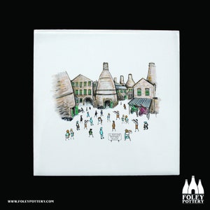 Puede incluir: Una ilustración en blanco y negro de una fábrica de cerámica con gente caminando. El texto "CLAPSTONE POTTERY MUSEUM" está en un cartel en primer plano.