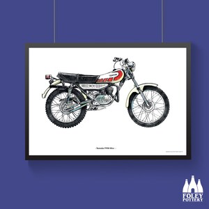 Könnte beinhalten: Eine Schwarzweiß-Zeichnung eines Yamaha TY100 50cc Motorrads. Das Motorrad ist weiß mit roten Akzenten und hat einen schwarzen Sitz. Das Motorrad befindet sich auf einem weißen Hintergrund.