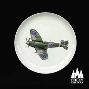 APC: Spitfire RW388 - Sir Reginald Mitchell - Spitfire - Aereo - Stoke - Ispirato - illustrato - Tributo - Piatto in porcellana fine
