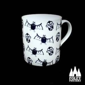 HAL: Halloween - Vampiro - Drácula - Murciélago - Escalofriante - Garabato - Inspirado - Ilustrado - Taza de porcelana fina