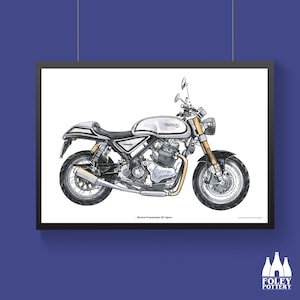 Könnte beinhalten: Eine Schwarzweißillustration eines silbernen Norton Commando 961 Sport Motorrads. Das Motorrad hat einen schwarzen Sitz und schwarze und goldene Akzente.