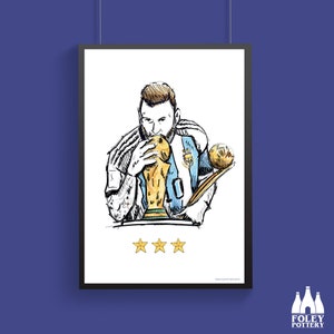 Può includere: Uno schizzo in bianco e nero di un calciatore che tiene un trofeo dorato. Il giocatore indossa una maglia blu e bianca con il numero 10. Ci sono tre stelle dorate sotto il giocatore.