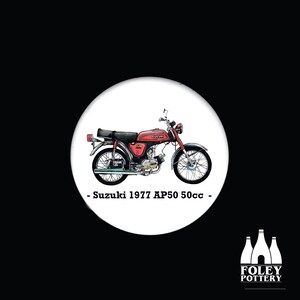 CMC : Suzuki AP50 50cc de 1977 - Cyclomoteur sport classique - Inspiré - Illustrations - Hommage - Dessous de verre en céramique