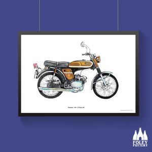 Könnte beinhalten: Eine handgezeichnete Illustration eines braunen Yamaha FS1-E 'Fizzy' 50 Motorrads. Das Motorrad hat einen schwarzen Sitz, einen verchromten Lenker und einen silbernen Auspuff.