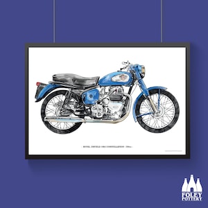 Könnte beinhalten: Gerahmter Kunstdruck eines blauen Royal Enfield 1962 Constellation 700cc Motorrads. Die Illustration ist im Aquarellstil mit schwarzen Umrissen gehalten. Der Druck enthält den Text "ROYAL ENFIELD 1962 CONSTELLATION - 700cc -".