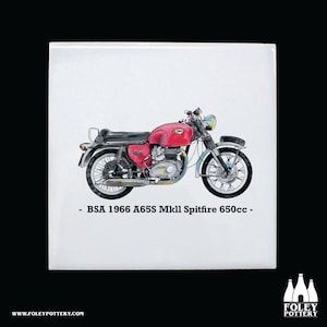 Könnte beinhalten: Eine weiße Keramikfliese mit einer handgezeichneten Illustration eines roten 1966 BSA A65S MkII Spitfire 650cc Motorrads. Der Text "BSA 1966 A65S MkII Spitfire 650cc" ist unter dem Motorrad gedruckt.