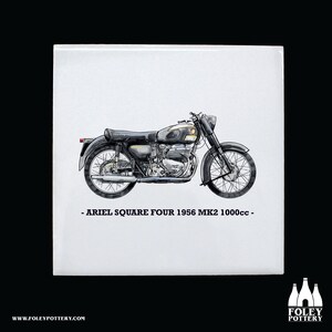 Könnte beinhalten: Eine Schwarzweißillustration eines Vintage-Motorrads Ariel Square Four 1956 MK2 1000cc auf weißem Hintergrund. Das Motorrad hat einen schwarzen Sitz, einen verchromten Lenker und einen schwarzen Motor.