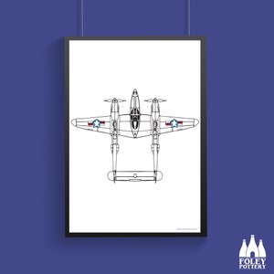 Puede incluir: Un dibujo en blanco y negro de un avión de combate P-38 Lightning, visto desde arriba. El avión tiene un diseño distintivo de doble fuselaje y está decorado con una estrella roja, blanca y azul en cada ala.