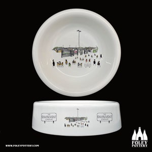 Könnte beinhalten: Weiße Keramik-Hundenapf mit einer Schwarzweißillustration eines Stadions mit dem Text "The Envirovent Stadium".