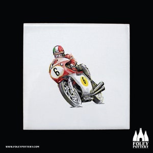 Könnte beinhalten: Eine weiße Keramikfliese mit einer Schwarzweißillustration eines Motorradrennfahrers mit einem rot-weiß-grünen Helm. Das Motorrad ist rot und weiß mit der Nummer 6 an der Seite.