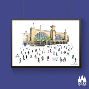 Puede incluir: Una ilustración dibujada a mano de la estación de King's Cross en Londres, Inglaterra. La estación está representada en un estilo de dibujos animados con una gran entrada arqueada y una torre del reloj. Hay muchas personas caminando por la estación, algunas con equipaje y otras con niños.