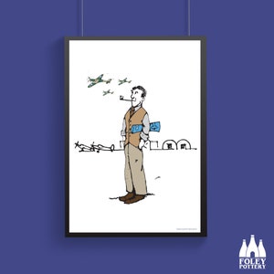 Op de afbeelding: Een zwart-witte illustratie van een man die een vest draagt en een blauw-wit bord vasthoudt. Hij staat voor een rij hangars met vliegtuigen die erboven vliegen. Het bord zegt "10"