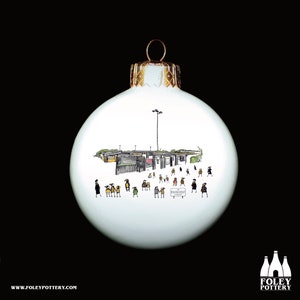 Könnte beinhalten: Weißer Weihnachtsbaumschmuck mit einer Schwarzweißillustration eines Schulhofs mit Kindern und einem Schild mit der Aufschrift "The Schoolmaster".