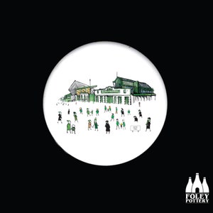 Puede incluir: Una ilustración dibujada a mano de un estadio verde y blanco con personas vestidas de verde y blanco caminando hacia la entrada. El texto "HOME PARK" es visible en un cartel.