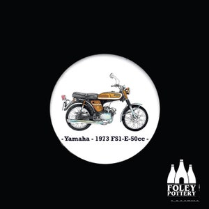 CMC : Yamaha - 1973 FS1-E 50cc Fizzy 50 - Cyclomoteur sport classique - Inspiré - Illustrations illustrées - Hommage - Dessous de verre en céramique