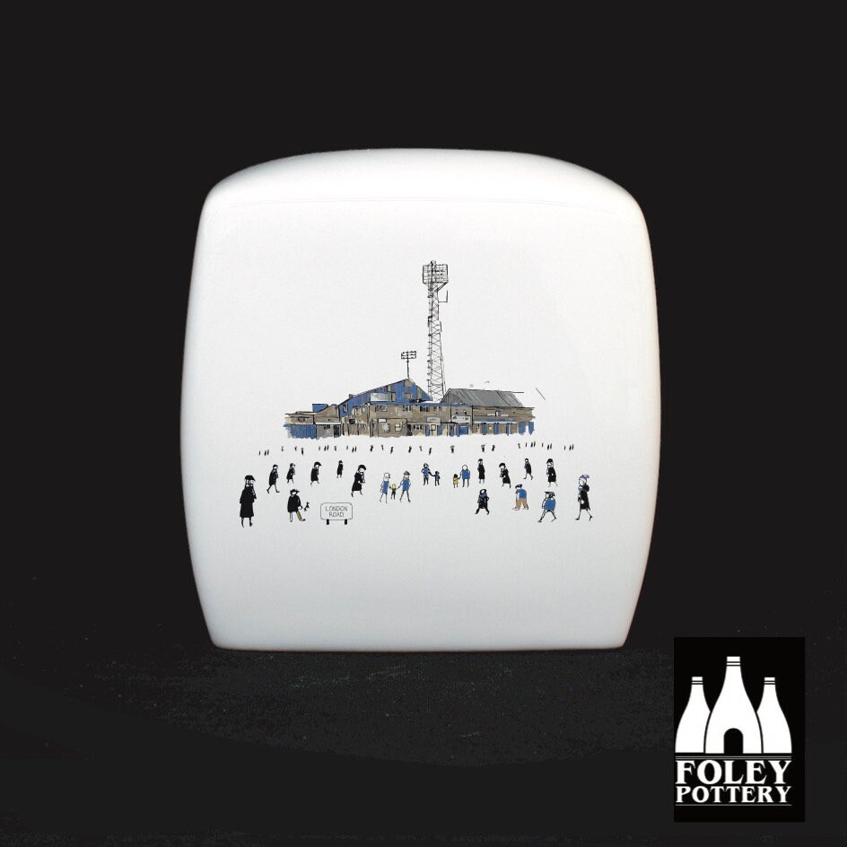 FFG: Peter Borough Fair - MatchDay@LondonRoad - Stadion - Illustriert - Tribute - Fine Bone China - Würfel-Spardose