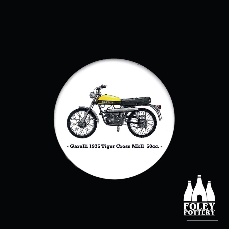 Pu&ograve; includere: Una moto Garelli Tiger Cross MkII 50cc del 1975, gialla e nera. La moto &egrave; su uno sfondo bianco.