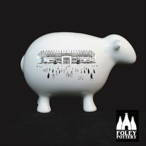 FFG: Derby County FC - MatchDay@PridePark - Estadio - Ilustrado - Homenaje - Porcelana fina - Hucha con forma de oveja