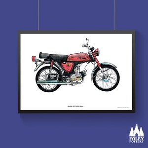 Könnte beinhalten: Ein rotes und schwarzes Suzuki 50cc Motorrad vor weißem Hintergrund. Das Motorrad hat einen verchromten Auspuff und einen schwarzen Sitz.