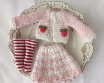 Vestiti per bambole Blythe: set composto da maglione rosa con mela, gonna in maglia e calze a righe.