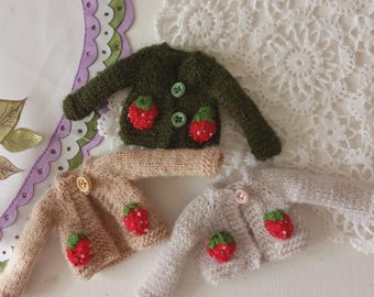 Jordgubbströja till Blythe-docka: Grön stickad kofta, broderad bäroutfit