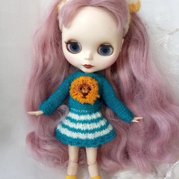 Conjunto de muñeca Blythe hecho a mano, suéter de león turquesa y falda de punto.