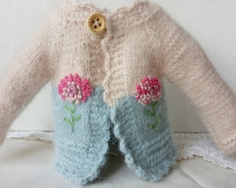 Cárdigan de punto para muñeca de angora: flores bordadas, talla Paola Reina 13''