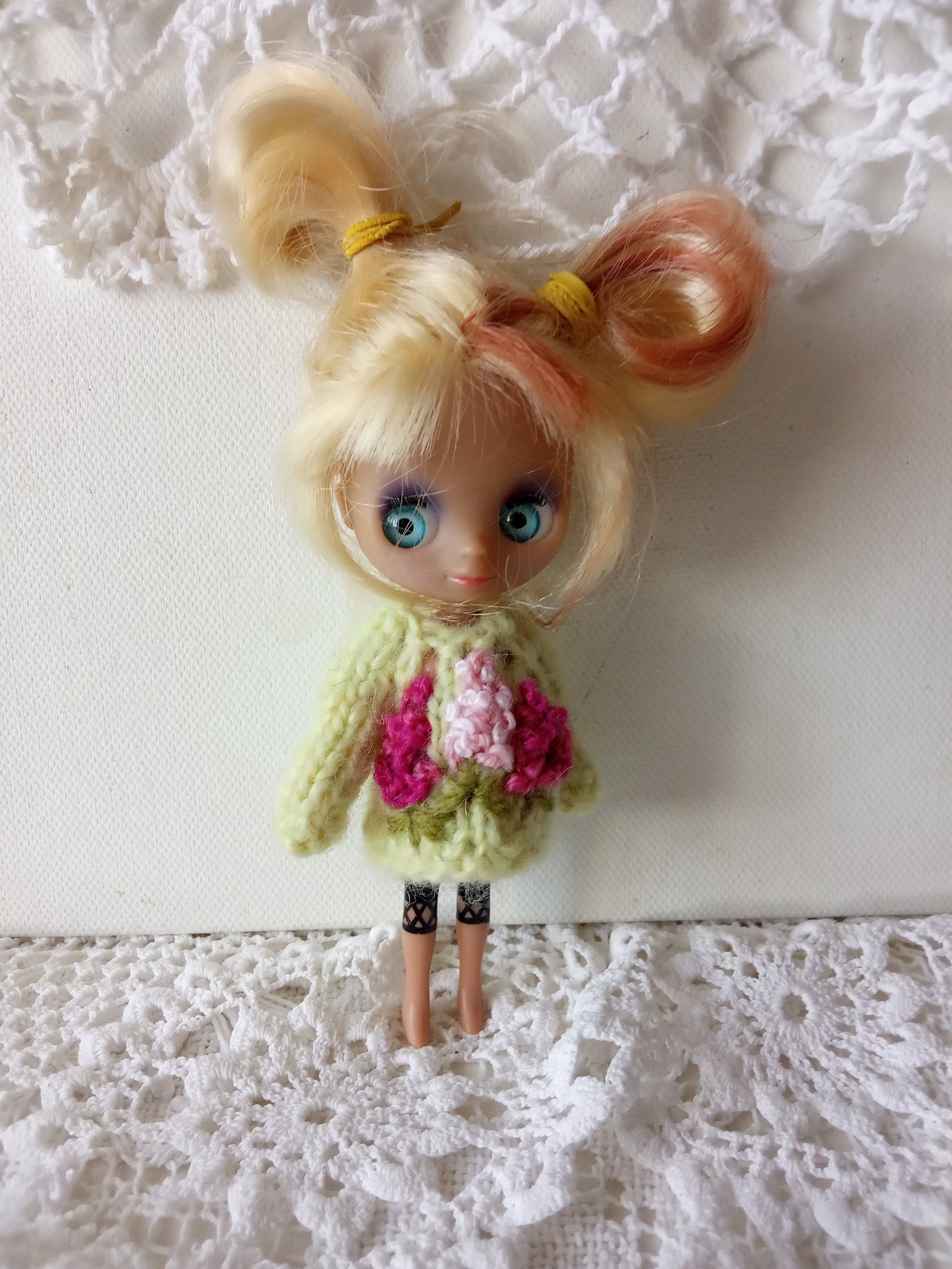 Petit pull à fleurs Dainty Petite, petits vêtements pour poupée Hasbro
