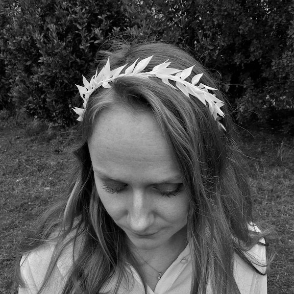 Couronne blanche HERA de fleurs stabilisées Accessoire coiffure mariée pour Mariage Bohème Chic