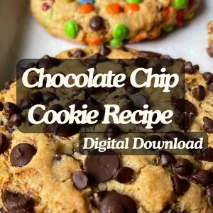 以下が含まれることがあります： チョコレートチップクッキーのクローズアップ。クッキーの上に「チョコレートチップクッキーレシピ」と「デジタルダウンロード」の文字が書かれている。