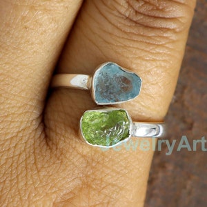 Anello con peridoto grezzo e acquamarina, in argento sterling 925, con due pietre.