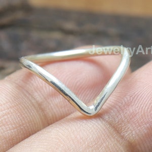 Chevron Band in 925 Sterling Silver, V Shaped Ring, Slim Midi Ring, Narrow Band, Sterling Silver Ring, Curved Wedding Ring, Chevron Ring