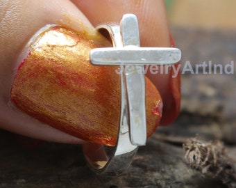 Anel em prata de lei com cruz lateral, joia religiosa, feito à mão.