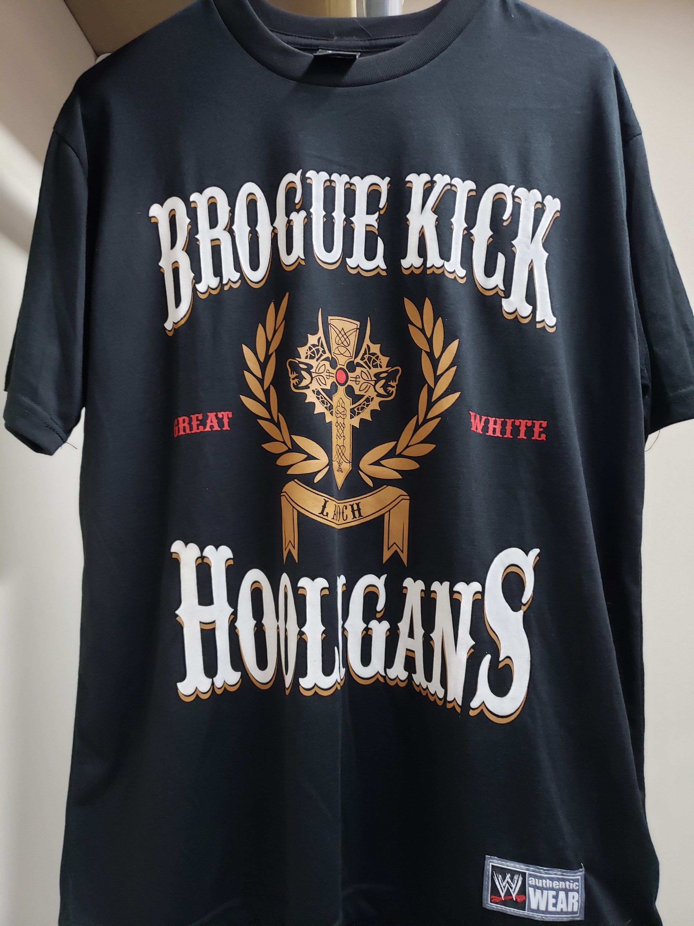 Sheamus Brogue Kick Hooligans (White Noise) Camiseta auténtica, image size:2250x3000