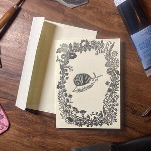Carte d’impression de relief d’escargot de jardin