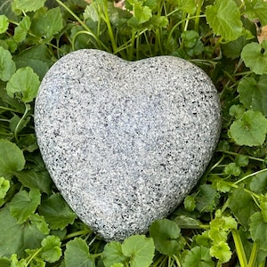 Herz Grabherz Grabschmuck Dekoherz Steinguss 13cm Patina Granit